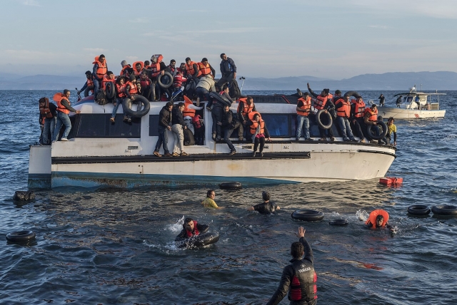 Беженцы высаживаются на берег 