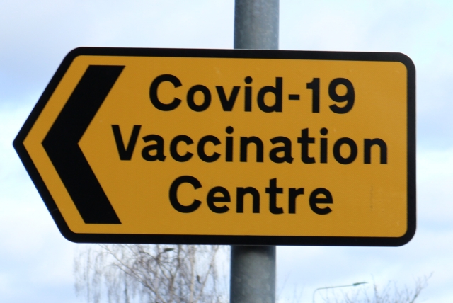 Указатель на пункт вакцинации против коронавируса в Англии