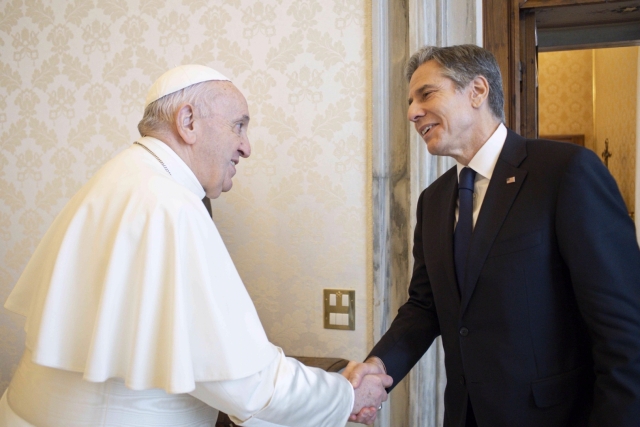 Папа Римский Франциск и государственный секретарь США Энтони Блинкен 