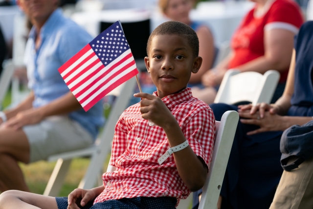 Мальчик с флагом США перед выступлением Дональда Трампа в День независимости