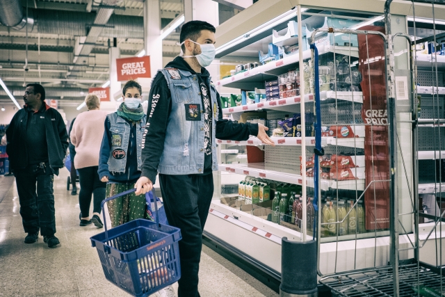 Люди в масках в магазине в период пандемии. Великобритания