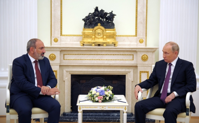 Встреча президента России Владимира Путина с исполняющим обязанности премьер-министра Армении Николом Пашиняном