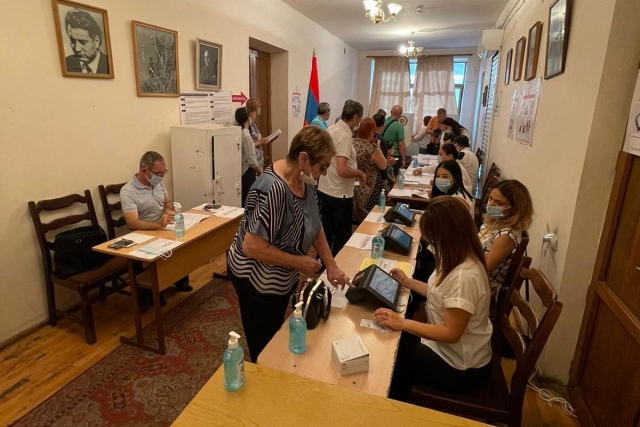 Избирательный участок в Армении. 20.06.2021 