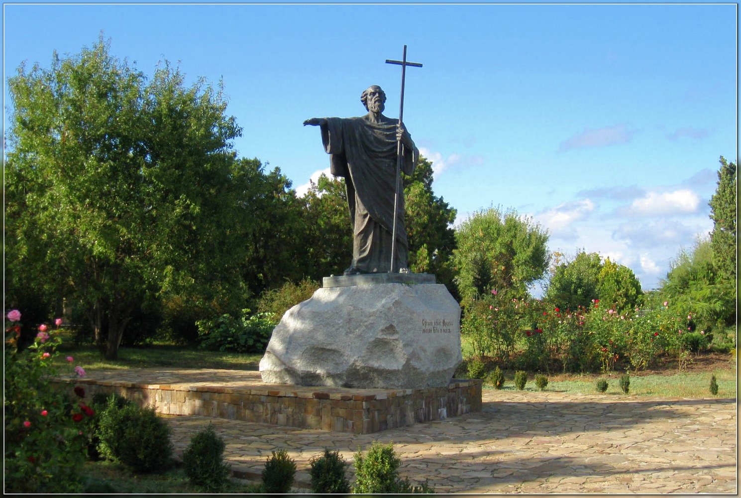 Севастополь памятник андрею первозванному. Памятник Андрею Первозванному в Херсонесе. Памятник Андрею Первозванному в Севастополе в Херсонесе. Памятник апостолу Андрею Первозванному. Памятник апостолу Андрею в Херсонесе.