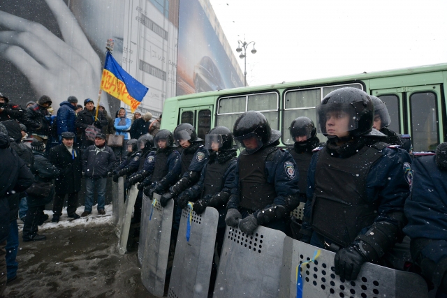 Беркут и протестующие на Майдане 
