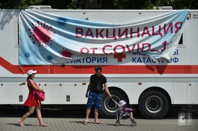 Пункт вакцинации в Севастополе, площадь Нахимова