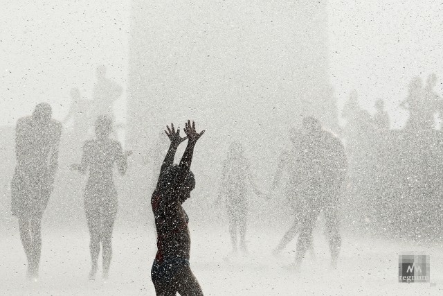 Горожане купаются в фонтане в парке 300-летия 