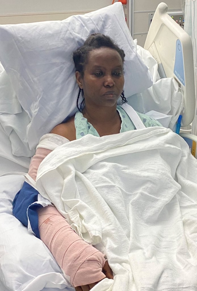 Супруга Жовенеля Моиза Мартин Моиз в госпитале после покушения 