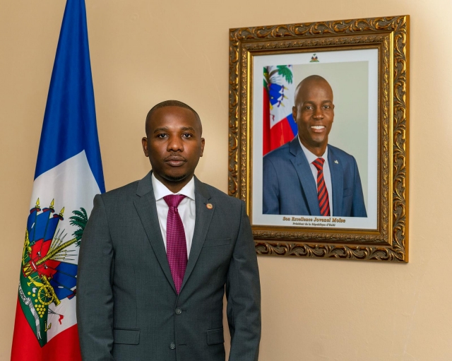 Исполняющий обязанности президента Гаити Клод Жозеф на фоне портрета Жовенеля Моиза 
