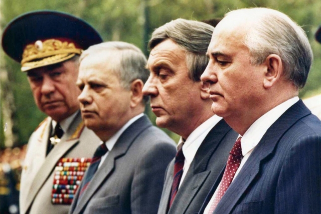 За несколько недель до путча М. Горбачев стоит в окружении своих так называемых друзей, который совсем скоро проведут Августовский путч против него 