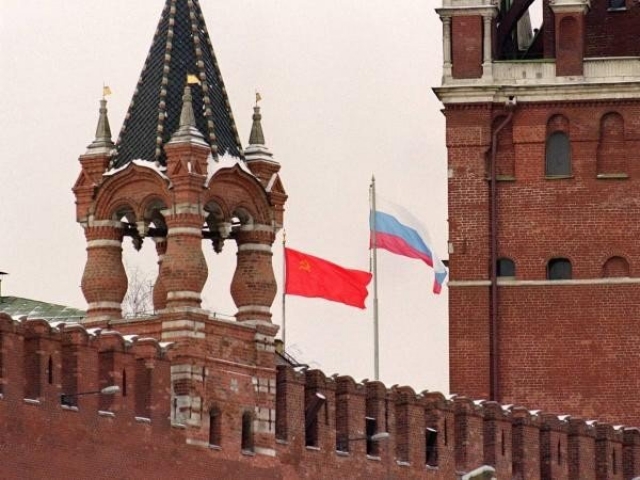 Над Кремлём спускают советский флаг и поднимают Российский, 25 декабря 1991 года
