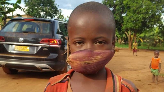 Ребенок в маске из листьев. Руанда 
