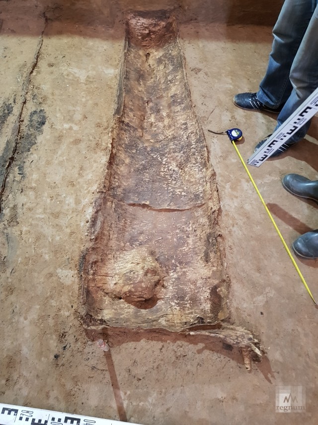 Одно из трех захоронений, обнаруженных под надгробной плитой святого Антония Сийского