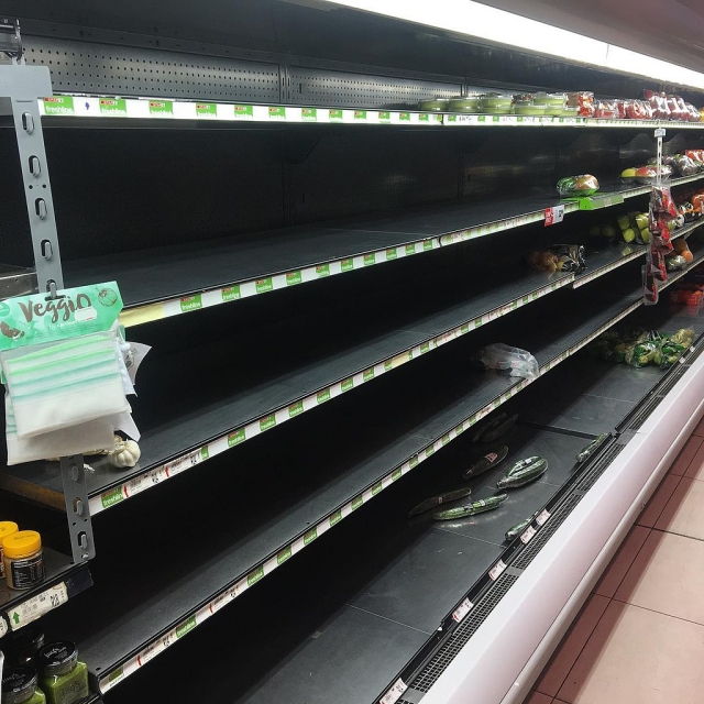 Пустые полки в южноафриканском супермаркете. 2021 