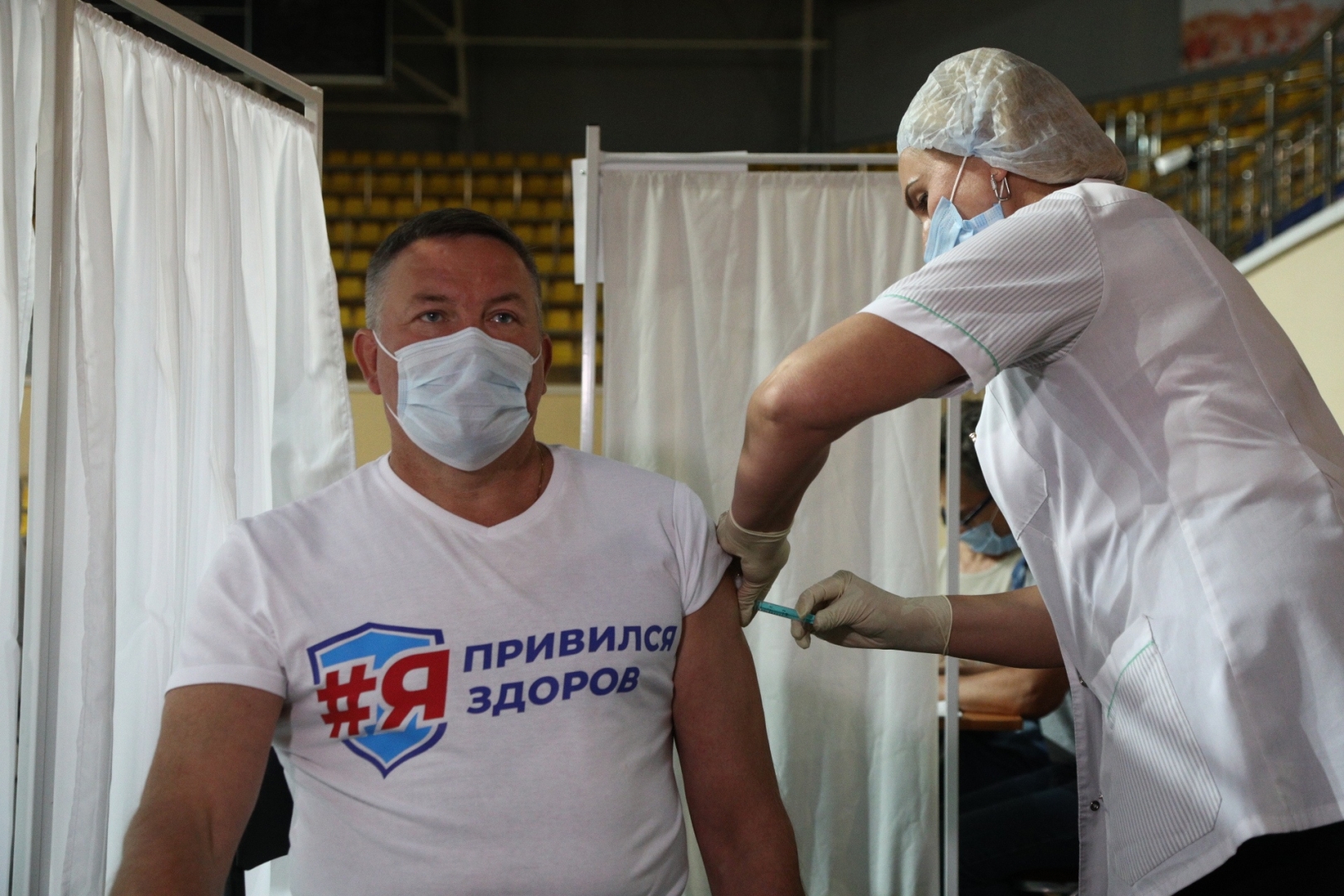 Олег Кувшинников делает прививку от коронавируса