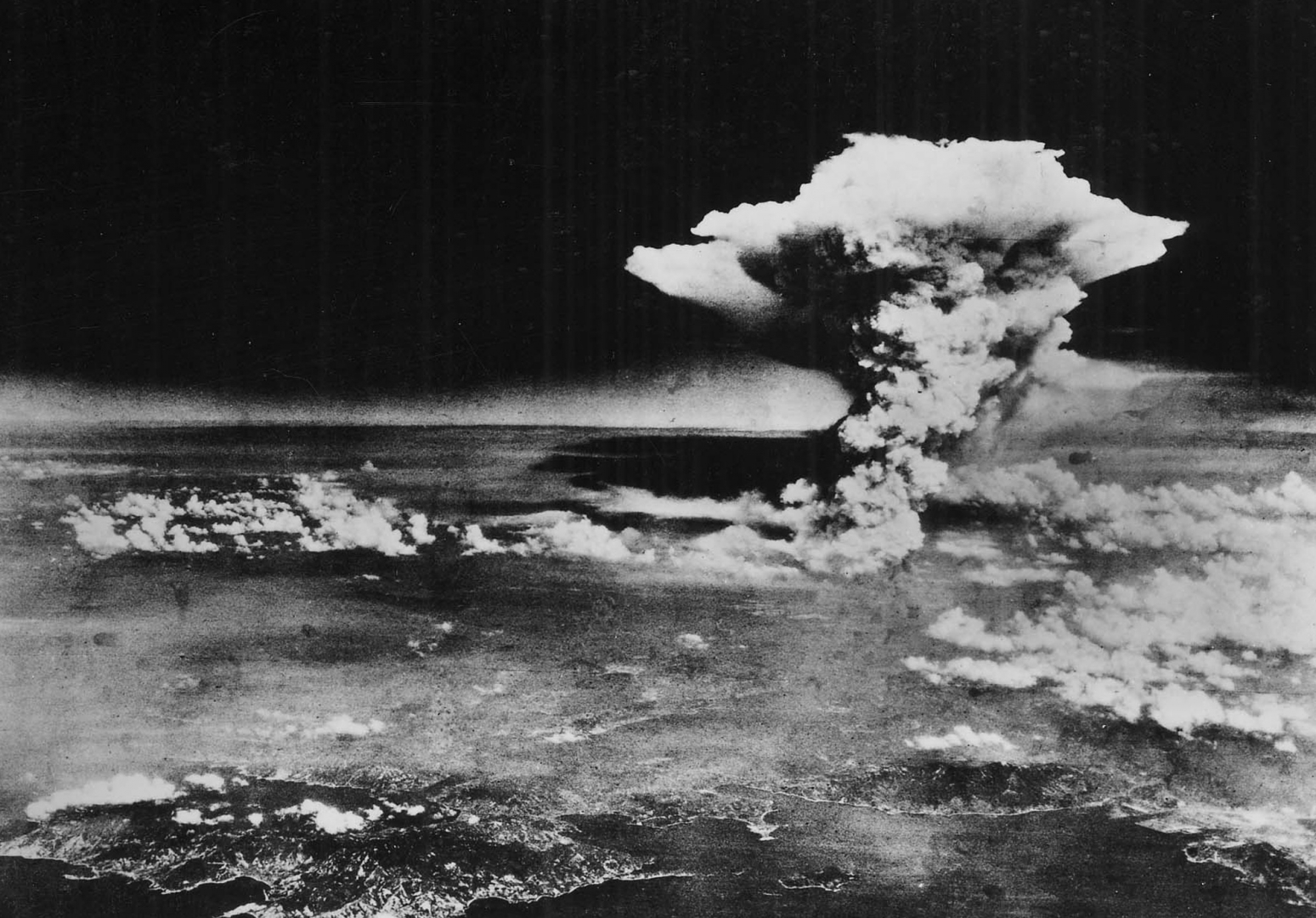 Атомный взрыв над Хиросимой. 1945