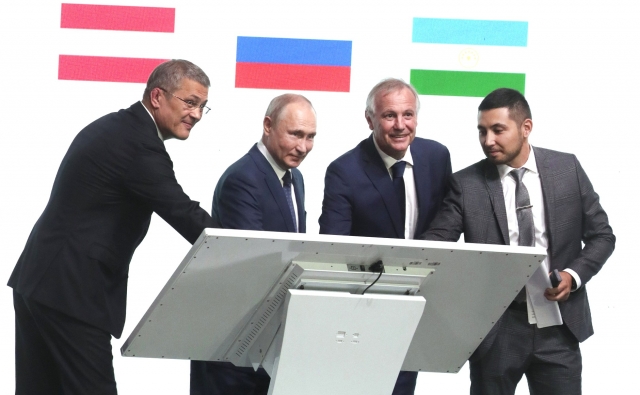Владимир Путин и Радий Хабиров на церемонии запуска первой очереди завода «Цемикс». Башкирия 
