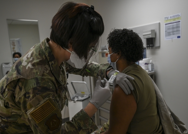 Вакцинация против коронавируса в армии США