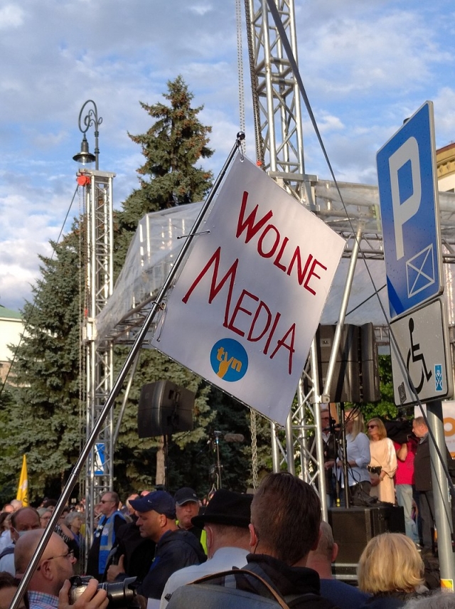 «Баннер свободных СМИ», который держали демонстранты, протестующие против «Lex TVN 10» августа в Польше. 