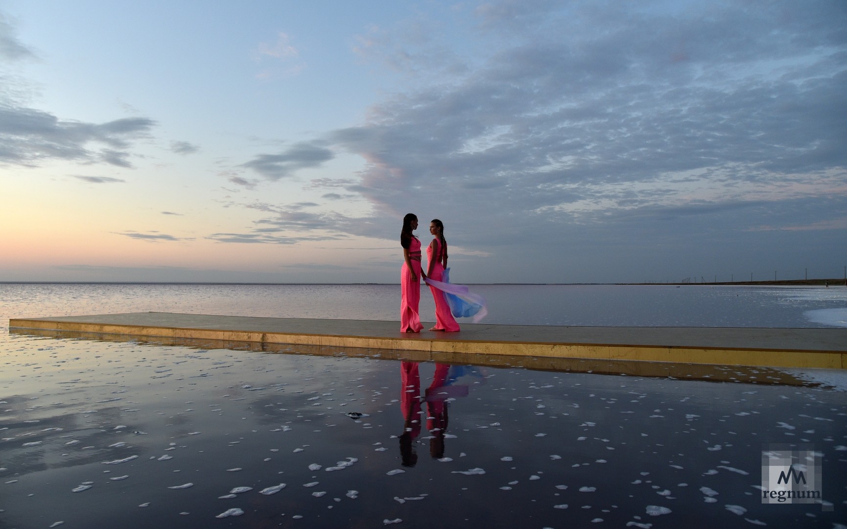 Розовое озеро Сасык длинная горизонтальная фотография