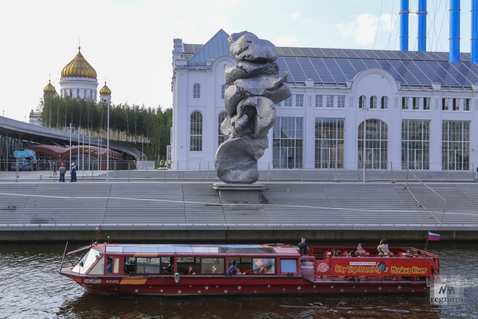 памятник глине а москве на набережной фото
