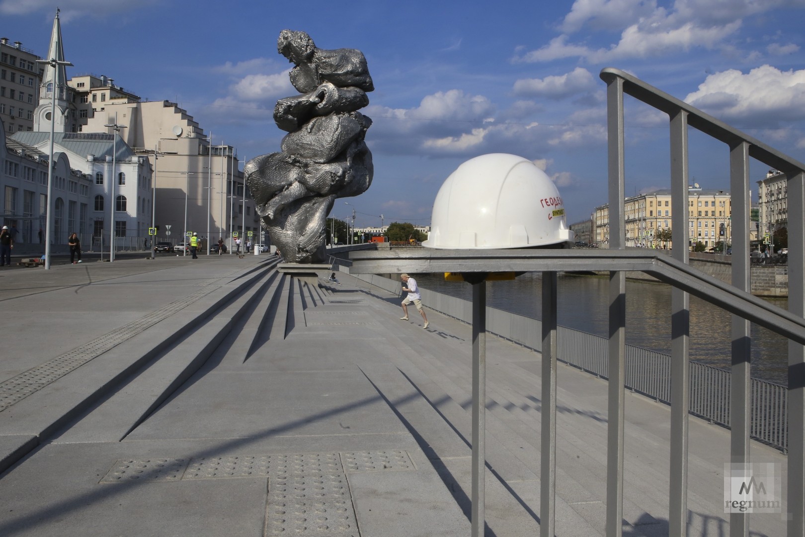 Арт объект на Болотной набережной в Москве