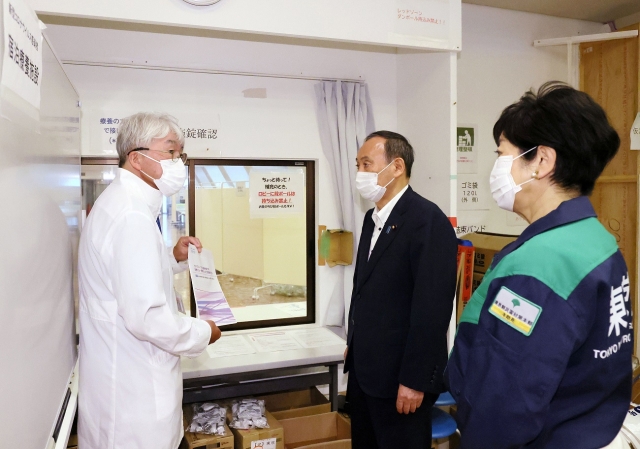 Ёсихидэ Суга посетил временное медицинское учреждение (отель Shinagawa Prince) 