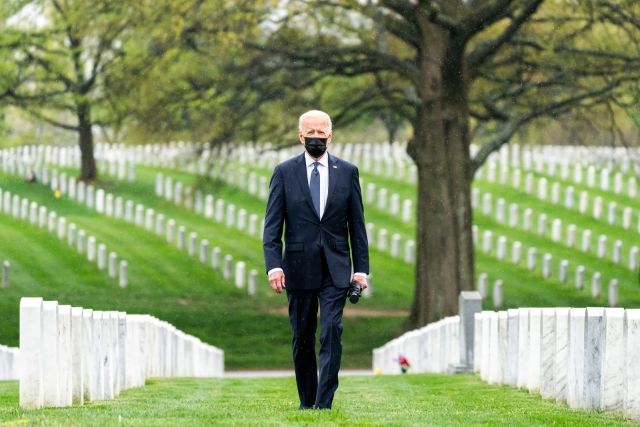 Президент США Джо Байден на американском военном кладбище в Арлингтоне 