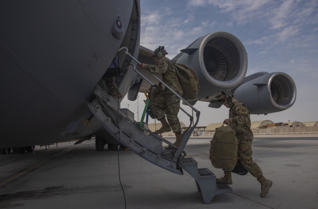 Солдаты ВВС США садятся на самолёт C-17 на аэродроме Аль-Удэйд во время вывода войск из Афганистана
