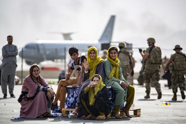 Беженцы Афганистана в аэропорту Кабула. 