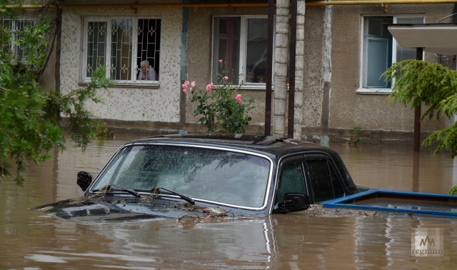 Затопленный двор в Керчи после сильного дождя