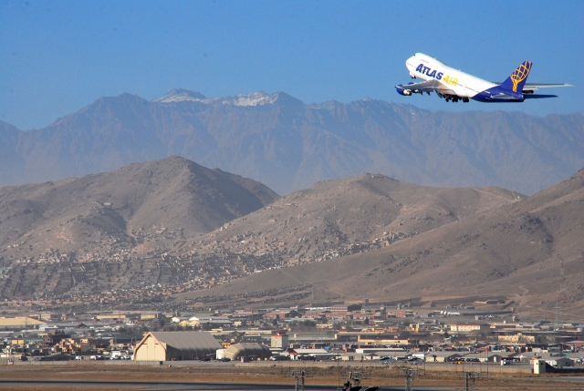 Самолёт, вылетающий из Кабульского аэропорта  
