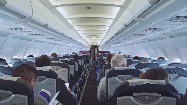 Пассажиры в самолете 