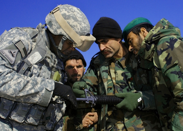 Американский солдат обучает афганцев