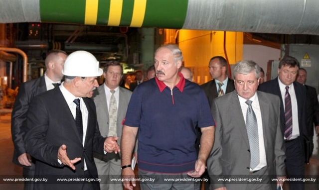 Владимир Потупчик (в белой каске) и президент Белоруссии Александр Лукашенко 
