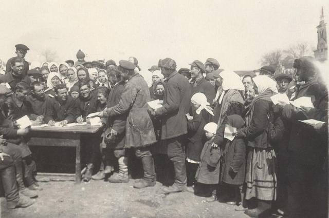 Крестьяне подают заявления о приеме в колхоз. 1931