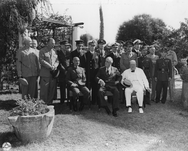 Чан Кайши, Рузвельт и Черчилль во время Каирской конференции. 1943