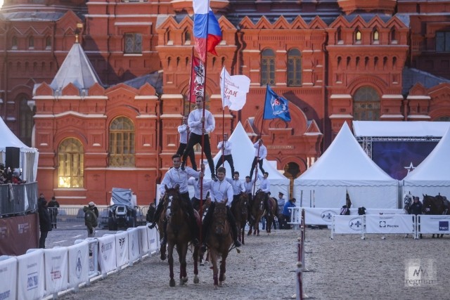 Выступление Кремлевской школы верховой езды с Московским казачим хором на фестивале «Спасская башня»