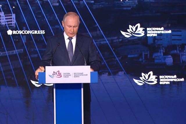 Президент России Владимир Путин на пленарном заседании ВЭФ-2021 