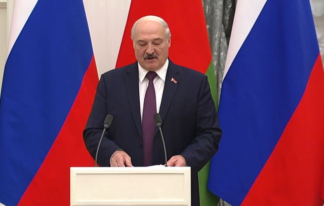 Президент Белоруссии Александр Лукашенко в ходе совместной пресс-конференции по итогам российско-белорусских переговоров 