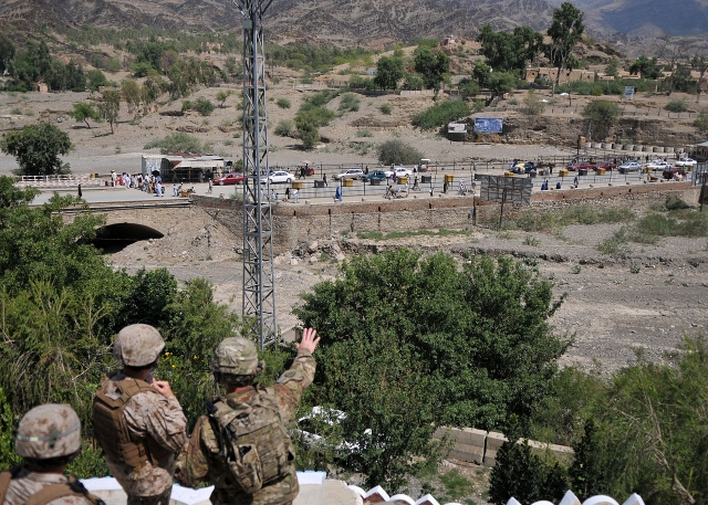 Вооруженные силы США проверяют пограничный контрольно-пропускной пункт в Торкхаме, между провинцией Нангархар в Афганистане и Хайбер-Пахтунхва в Пакистане 