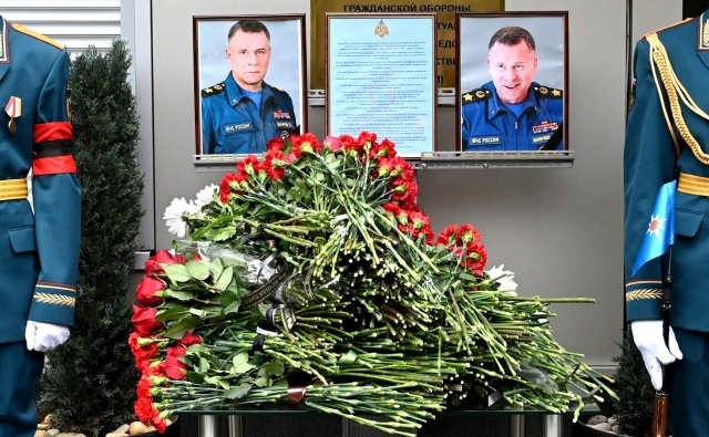 Мемориал у здания МЧС России, где прошло прощание с Евгением Зиничевым