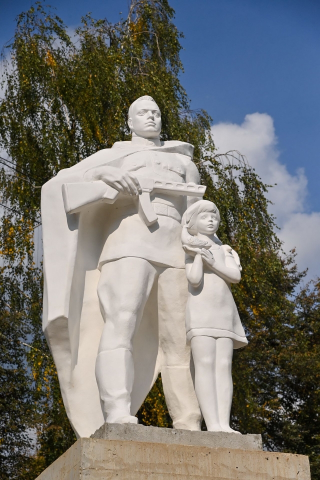 В Кондрово отреставрировали памятник учителям и ученикам, погибшим в годы Великой Отечественной войны. 