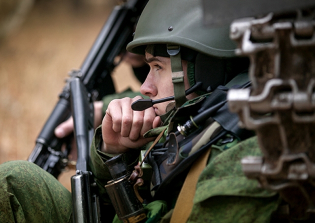 Российский солдат на учениях 