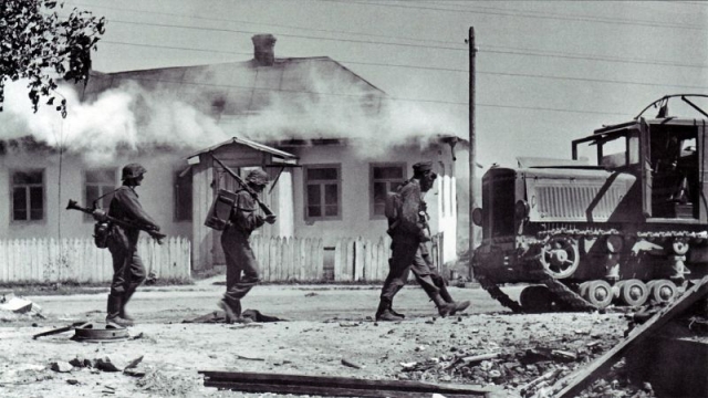 Немецкие солдаты в захваченном украинском селе. Июль 1941