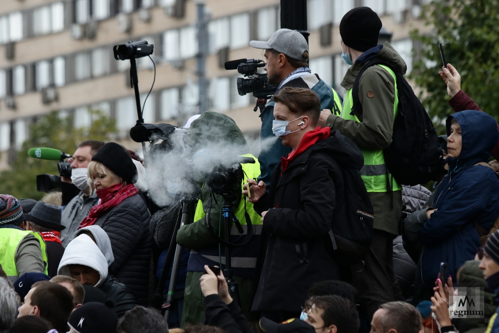 Люди после митинга