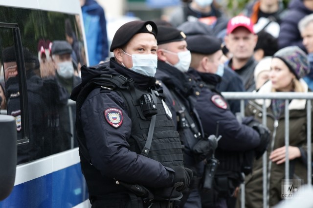 Митинги в москве 24 февраля. Полицейские на митинге в Москве. Московская полиция митинги.