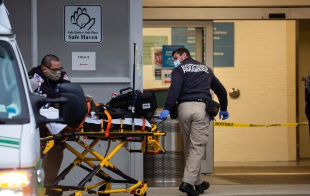Работники скорой помощи США привезли в больницу пациента с COVID-19 