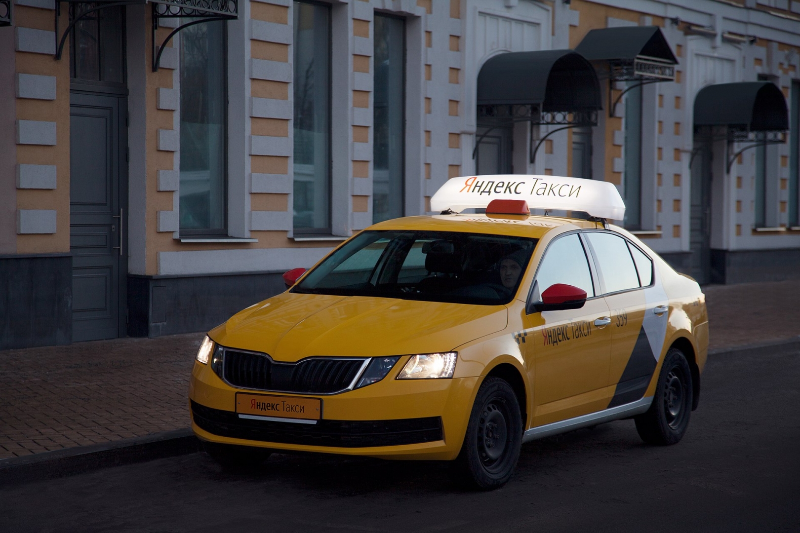 Таксопарк Яндекс такси в Москве