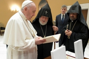Встреча в Ватикане. Справа налево: патриарх Мешалян, католикос Гарегин II, папа Франциск. Armenianchurch.org